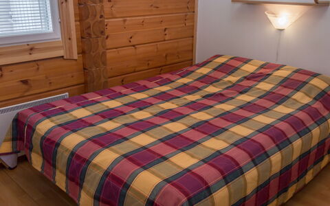 Peiponpesä B: Holz, Fussboden, Flooring, Interior Design, Schlafzimmer, Linens, Bettdecke, Bett, Möbel, Zimmer