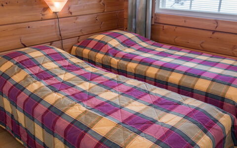 Peiponpesä B: Holz, Fussboden, Flooring, Schlafzimmer, Linens, Bett, Holzbeize, Bettdecke, Bedding, Bettrahmen