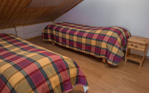 Peiponpesä B: Bett, Schlafzimmer, Fussboden, Flooring, Bedding, Bettdecke, Holz, Möbel, Linens, Interior Design