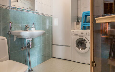 Peiponpesä B: Waschmaschine, Interior Design, Flooring, Armatur, Fussboden, Badezimmer, Sinken, Bad Sink, Wäschekammer, Wäschetrockner
