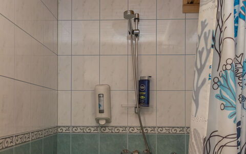 Peiponpesä B: Wand, Armatur, Badezimmer, Interior Design, Installation, Flooring, Zapfhahn, Duschkopf, Fussboden, Fliese
