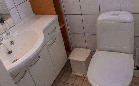 Peiponpesä B: Toilleten Sitz, Badezimmer, Bad Sink, Armatur, Sinken, Toilette, Zapfhahn, Interior Design, Flooring, Installation