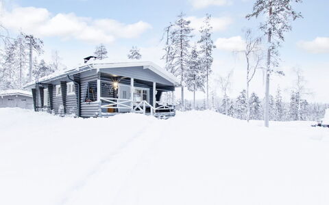 Jousimaja: Bett, Möbel, Schlafzimmer, Interior Design, Bedding, Bettdecke, Flooring, Holz, Fussboden, Zimmer