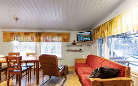 Jousimaja: Bett, Möbel, Schlafzimmer, Interior Design, Bedding, Bettdecke, Flooring, Holz, Fussboden, Zimmer