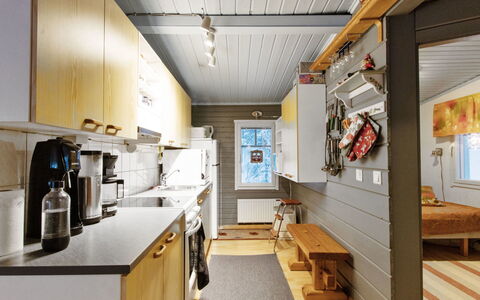 Jousimaja: Bett, Möbel, Schlafzimmer, Interior Design, Bedding, Bettdecke, Flooring, Holz, Fussboden, Zimmer