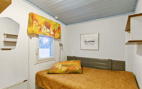 Jousimaja: Bett, Möbel, Schlafzimmer, Interior Design, Bedding, Bettdecke, Flooring, Holz, Fussboden, Zimmer