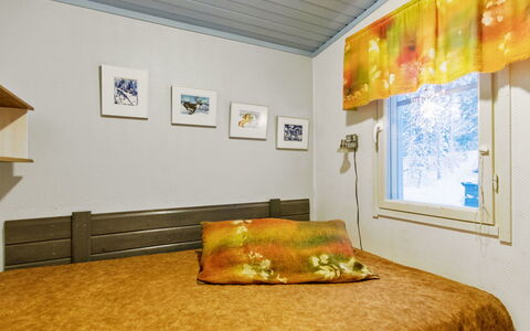 Jousimaja: Bett, Möbel, Schlafzimmer, Interior Design, Bedding, Bettdecke, Flooring, Holz, Fussboden, Zimmer
