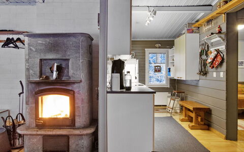Jousimaja: Bett, Möbel, Schlafzimmer, Interior Design, Bedding, Bettdecke, Flooring, Holz, Fussboden, Zimmer