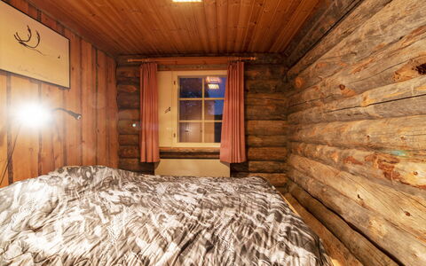 Lomaylläs D59 Palovaarankaarre 13 a: Holz, Hütte, Blockhaus, Wald, Schuppen, Gartenbauten, Lärche, Wald, Holzbeize