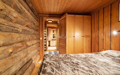 Lomaylläs D59 Palovaarankaarre 13 a: Holz, Hütte, Blockhaus, Wald, Schuppen, Gartenbauten, Lärche, Wald, Holzbeize