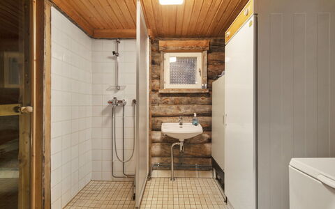 Lomaylläs D59 Palovaarankaarre 13 a: Holz, Hütte, Blockhaus, Wald, Schuppen, Gartenbauten, Lärche, Wald, Holzbeize