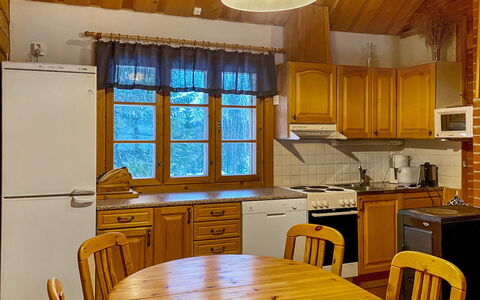 Vuonkuma: Küche, Holz, Möbel, Interior Design, Major Appliance, Flooring, Decke, Küchengerät, Countertop, Cabinetry