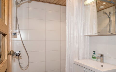 Lähikaltio 316: Flooring, Wand, Interior Design, Holz, Armatur, Fussboden, Badezimmer, Zimmer, Installation, Zapfhahn