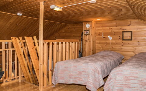 Lähikaltio 316: Holz, Fussboden, Decke, Flooring, Möbel, Interior Design, Hartholz, Holzbeize, Schlafzimmer, Bett