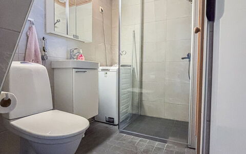Lähikaltio 314: Toilleten Sitz, Badezimmer, Toilette, Armatur, Flooring, Fussboden, Wand, Sinken, Interior Design, Bad Sink
