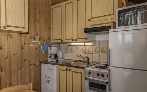 Ylläskarpalo 1 Päätyhuoneisto: Küche, Holz, Countertop, Cabinetry, Flooring, Decke, Fussboden, Major Appliance, Küchengerät, Interior Design