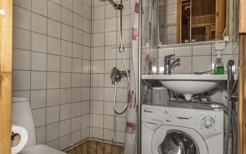 Ylläskarpalo 1 Päätyhuoneisto: Armatur, Badezimmer, Flooring, Sinken, Fussboden, Bad Sink, Interior Design, Toilette, Waschmaschine, Zapfhahn