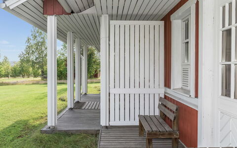Ylläskarpalo 1 Päätyhuoneisto: Holz, Veranda, Zuhause, Tür, Abstellgleis, Verbundwerkstoff, Hütte, Schatten, Hartholz, Rasen