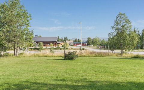 Ylläskarpalo 1 Päätyhuoneisto: Himmel, Gras, Baum, Einfach, Grundstueck, Strauch, Landschaft, Öffentlicher Raum, Ländliches Gebiet