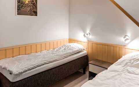 Yllästar 1 As 211: Schlafzimmer, Holz, Bett, Fussboden, Bettdecke, Interior Design, Flooring, Bedding, Decke, Bettrahmen