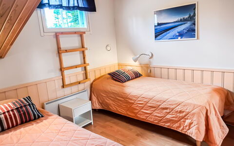 Yllästar 1 As 211: Bett, Schlafzimmer, Holz, Flooring, Interior Design, Fussboden, Möbel, Bettdecke, Bedding, Zimmer