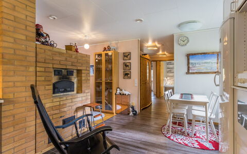 Kesänkilehto: Möbel, Interior Design, Holz, Flooring, Decke, Couch, Zimmer, Fussboden, Wohnzimmer, Beleuchtung