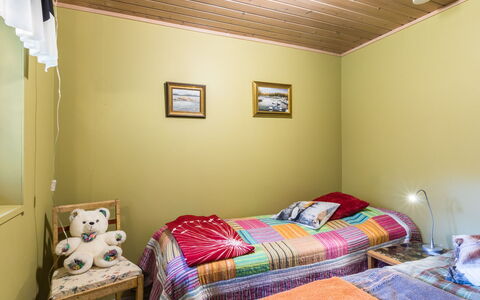 Kesänkilehto: Bett, Interior Design, Möbel, Schlafzimmer, Fussboden, Wand, Bedding, Flooring, Bettdecke, Holz