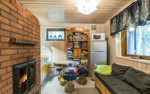 Kesänkilehto: Möbel, Interior Design, Holz, Decke, Zimmer, Flooring, Couch, Wohnzimmer, Beleuchtung, Zuhause