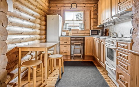 Marttalanmäki: Holz, Küche, Zuhause, Hütte, Holzbeize, Blockhaus, Hartholz, Decke, Countertop, Major Appliance