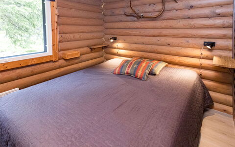 Imponlampi: Holz, Fussboden, Holzbeize, Decke, Hartholz, Blockhaus, Planke, Schlafzimmer, Bett, Bettrahmen