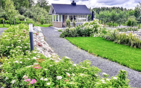 Villa Paasirinne a: Strauch, Garten, Hütte, Ground, Landscaping, Garten, Rasen, Hinterhof, Gartenbauten, Walkway