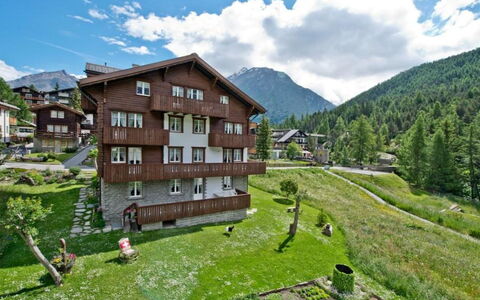 Maria: Wolke, Himmel, Pflanze, Gebäude, Berg, Natürliche Landschaft, Haus, Grundstueck, Baum, Gras