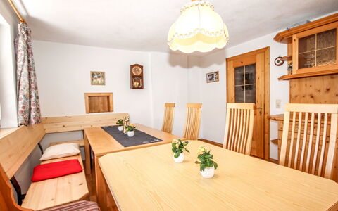 Hölzl: Zimmer, Eigentum, Möbel, Interior Design, Gebäude, Decke, Fussboden, Haus, Esszimmer, Tabelle