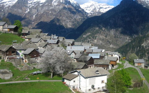 Rustico Cà Dru Lurenz: Wasser, Himmel, Pflanze, Natürliche Landschaft, Golfplatz, Baum, Vegetation, Grundstueck, Hochland