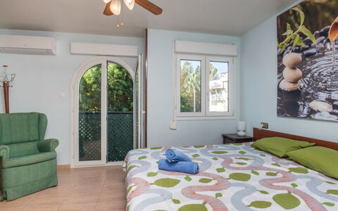 Atria: Deckenventilator, Schlafzimmer, Zimmer, Bett, Möbel, Eigentum, Bettdecke, Bettrahmen, Interior Design, Grün