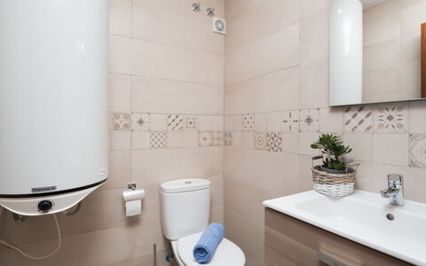 Atria: Badezimmer, Eigentum, Zimmer, Fliese, Interior Design, Wand, Zapfhahn, Die Architektur, Grundeigentum, Fussboden