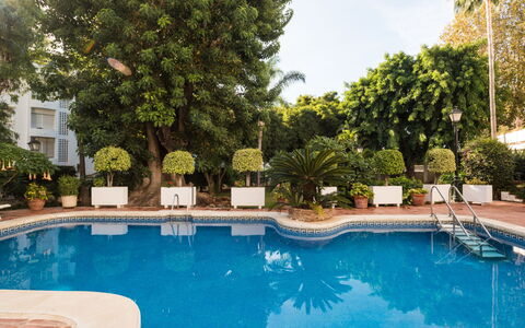 Atria: Schwimmbad, Eigentum, Grundeigentum, Freizeit, Gebäude, Baum, Wasser, Urlaub, Haus, Resort