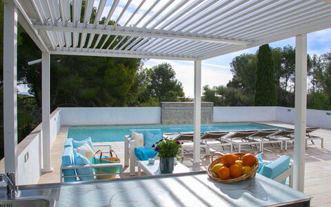 Nelli: Schwimmbad, Gartenmöbel, Möbel, Resort, Schatten, Stuhl, Verbundwerkstoff, Pergola, Eco Hotel, Outdoor Struktur