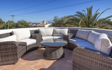 Villa del Maestro: Möbel, Wicker, Eigentum, Kaffetisch, Terrasse, Tabelle, Studio Couch, Grundeigentum, Zuhause, Zimmer