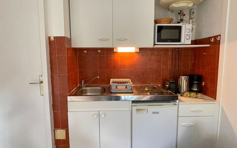 Le Cabestan: Cabinetry, Countertop, Eigentum, Küchengerät, Spüle, Herd, Gebäude, Haushaltsgerät, Küche, Holz