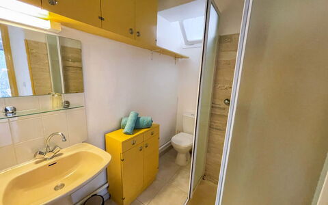 Le Cabestan: Spiegel, Zapfhahn, Sinken, Armatur, Bad Sink, Badezimmer, Gebäude, Fussboden, Installation, Flooring