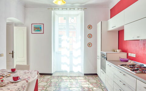 Via Dante Vacanze - Levanto: Zimmer, Eigentum, Interior Design, Fussboden, Rosa, Möbel, Gebäude, Fliese, Wand, Decke