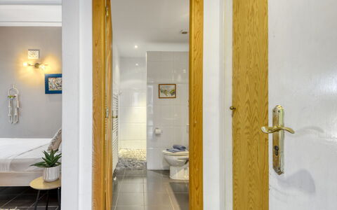 Ave de Paso: Armatur, Zapfhahn, Gebäude, Badewanne, Pflanze, Sinken, Badezimmer, Interior Design, Tür