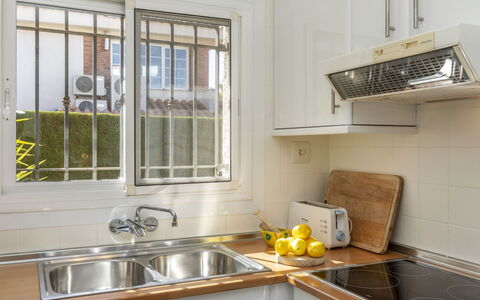 Serge: Küche, Countertop, Spüle, Küchengerät, Major Appliance, Cabinetry, Holz, Interior Design, Armatur, Sinken