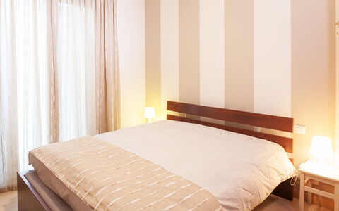 Apartment Zero - Diano Marina: Schlafzimmer, Bett, Möbel, Zimmer, Eigentum, Bettdecke, Bettrahmen, Interior Design, Vorhang, Matratze
