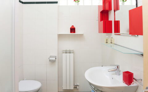 Apartment Zero - Diano Marina: Badezimmer, Zimmer, Eigentum, Rot, Armatur, Toilette, Zapfhahn, Interior Design, Bad Zubehör, Wand