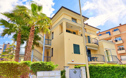 Apartment Zero - Diano Marina: Eigentum, Haus, Wohngebiet, Zuhause, Gebäude, Grundeigentum, Die Architektur, Nachbarschaft, Wohnung, Gelb