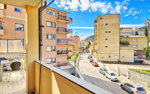 Apartment Zero - Diano Marina: Wohngebiet, Eigentum, Gebäude, Nachbarschaft, Wohnung, Grundeigentum, Haus, Die Architektur, Gelb, Zuhause