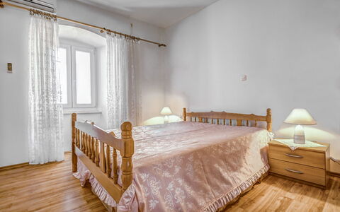 Branko: Möbel, Eigentum, Fenster, Komfort, Gebäude, Bettrahmen, Holz, Textil, Bett