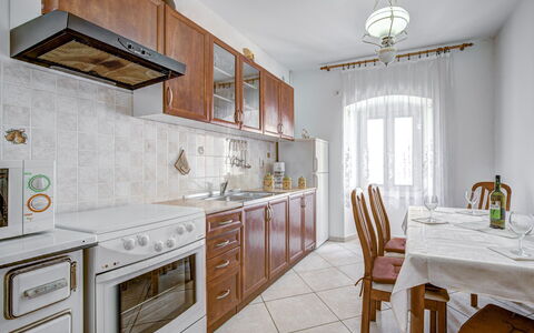Branko: Möbel, Cabinetry, Tabelle, Countertop, Stuhl, Gebäude, Herd, Holz, Beleuchtung, Schublade